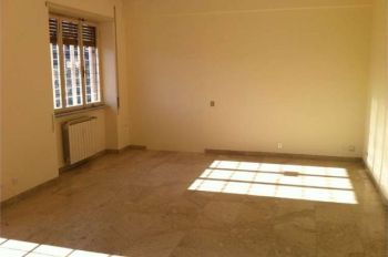 Casa con garage e balcone Roma