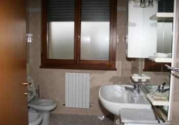 Trilocale arredato con balcone Galliera