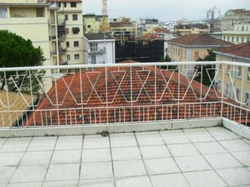 Bilocale arredato con terrazzo Centro
