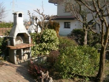 Villa a schiera con balcone e posto auto