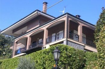 Casa con posto auto e balcone Precollina