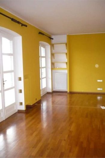 Casa con posto auto e balcone Precollina