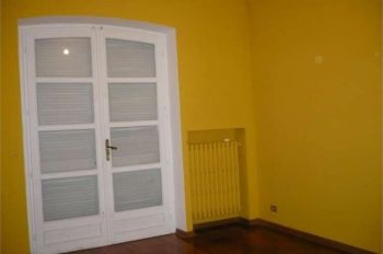 Casa con posto auto e balcone Precollina
