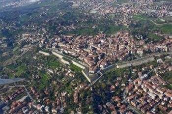 Appartamento con posto auto e balcone