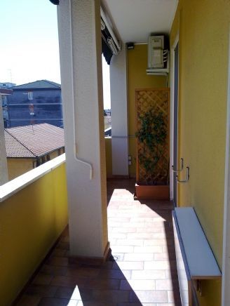 Appartamento arredato con balcone Magenta