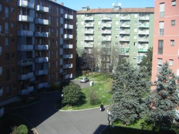 Trilocale arredato con balcone Milano