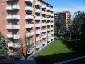 Trilocale arredato con balcone Milano