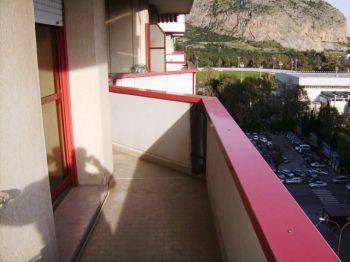 Casa con balcone Piscina comunale
