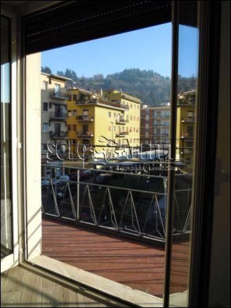 Casa arredata con balcone Crocifissa di rose