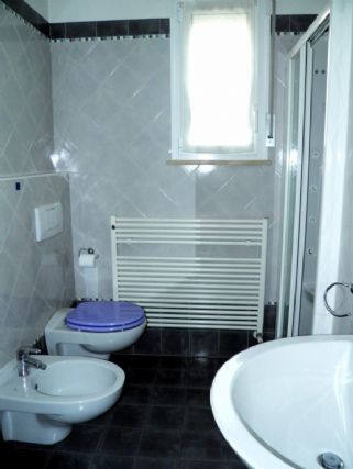 Trilocale arredato con balcone Riccione