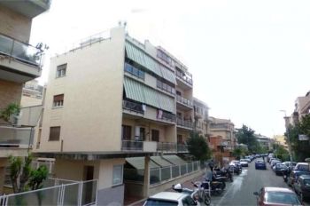 Attico arredato con balcone Roma
