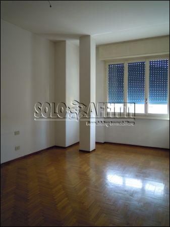 Casa con balcone e posto auto Porta venezia