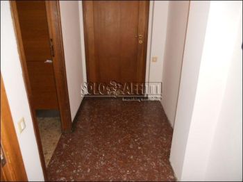 Bilocale arredato con balcone Centro