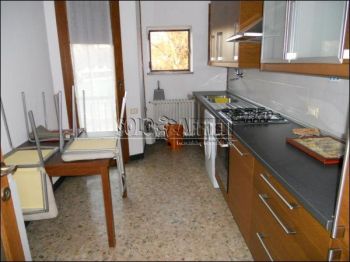 Bilocale arredato con balcone Centro