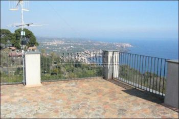 Villa arredata con balcone Acireale