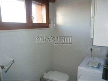 Monolocale arredato con posto auto Case gentili