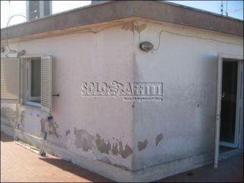 Monolocale arredato con terrazzo Ostia