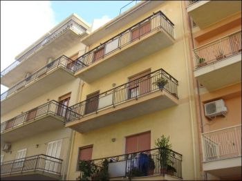 Casa con balcone Ravagnese