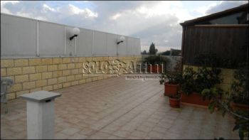 Appartamento con balcone e posto auto