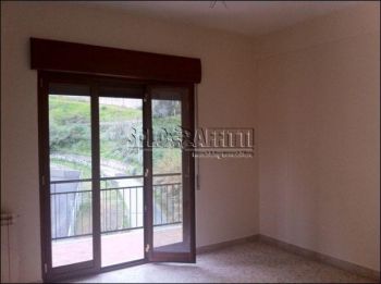 Appartamento con balcone e posto auto