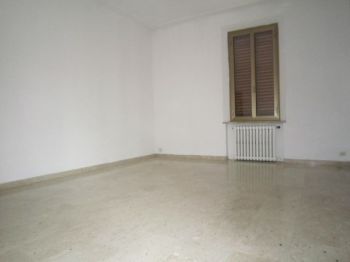 Appartamento con posto auto Via giardini