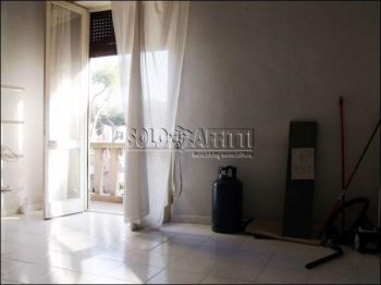 Monolocale da ristrutturare con balcone