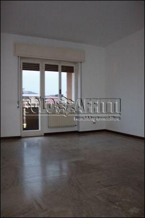 Appartamento con balcone e garage Brescia due