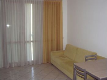 Appartamento arredato con balcone Zona lucernate