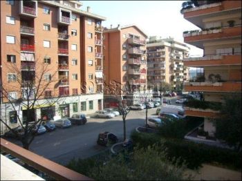 Trilocale arredato con balcone Trigoria, spinaceto, tor de cenci, vallerano
