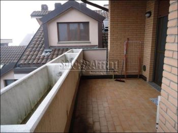 Monolocale arredato con balcone Opera