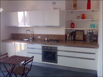 Casa arredata con garage Zona residenziale