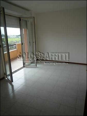 Trilocale con balcone e garage Grottarossa