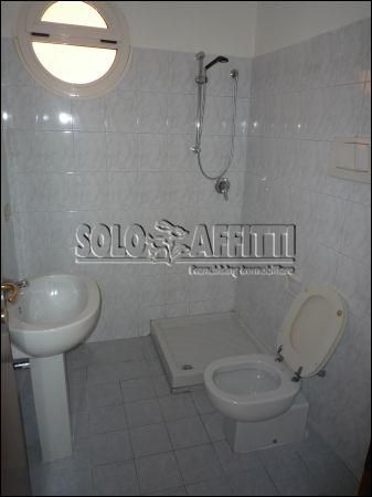 Trilocale con balcone e garage Grottarossa