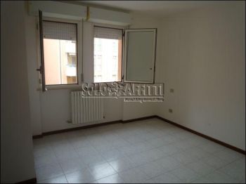Trilocale con balcone e garage Grottarossa