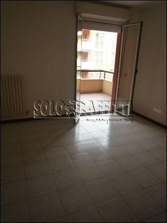 Trilocale con balcone e garage Grottarossa
