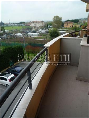 Trilocale con balcone e garage Grottarossa