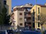 Casa Saxarubra, labaro, prima porta