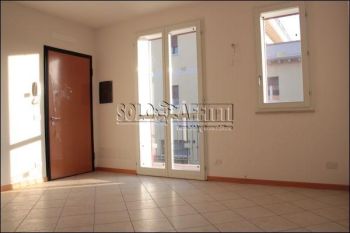 Trilocale con balcone e garage Castegnato