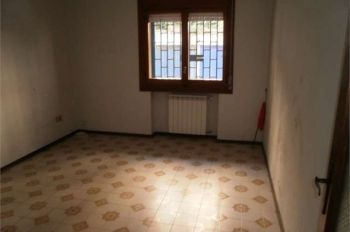 Casa con balcone e posto auto Arenella