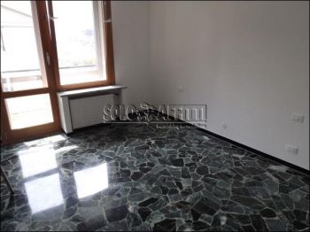 Casa con balcone e posto auto Zinola