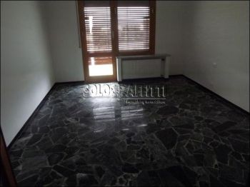 Casa con balcone e posto auto Zinola