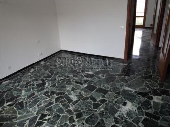 Casa con balcone e posto auto Zinola