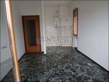 Casa con balcone e posto auto Zinola