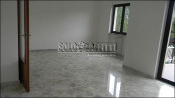 Appartamento con balcone e garage Poggiofranco
