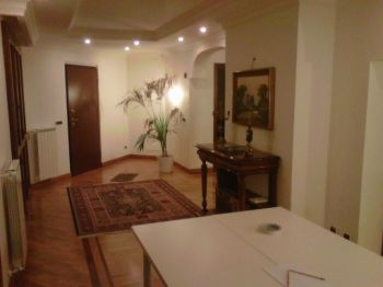 Villa con posto auto Roma