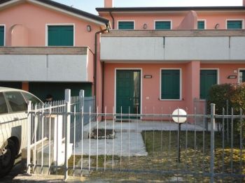 Villa a schiera con terrazzo e aria condizionata